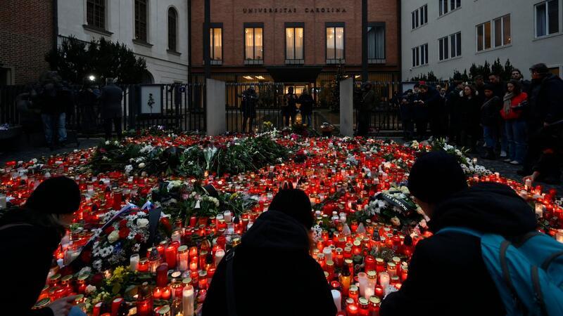 Trauernde legen Blumen und Kerzen für die Opfer der tragischen Schusswaffenattacke an der Philosophischen Fakultät der Karls-Universität nieder.