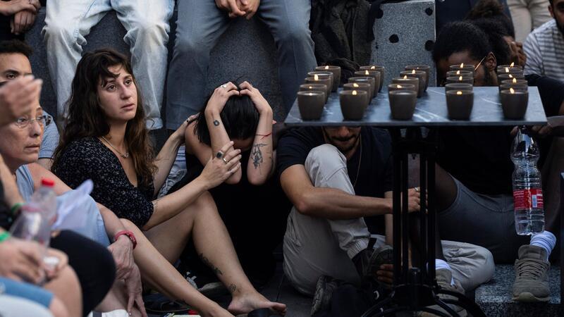 Zwei Hamas-Geiseln frei - „Gipfel für den Frieden“ in Kairo Trauernde nehmen an der Beerdigung eines von Hamas-Terroristen getöteten Israeli teil.