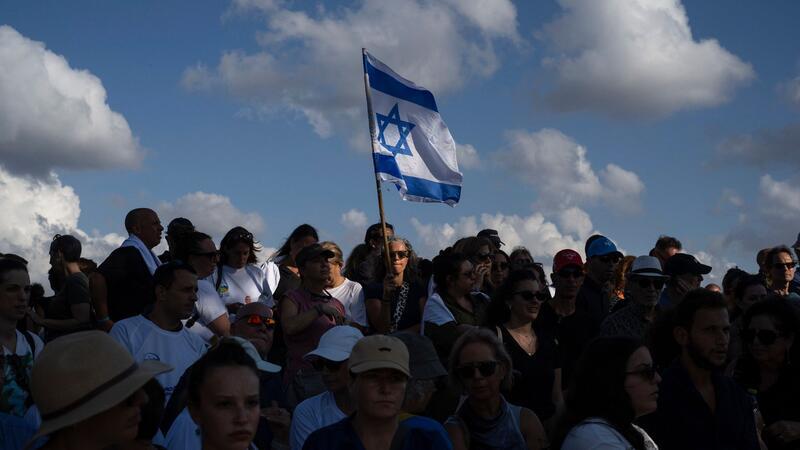 Trauernde nehmen im israelischen Ewen Jehuda an der Beerdigung des Vorsitzenden des Regionalrats von Sha’ar Hanegev teil, der von militanten Hamas-Kämpfern getötet wurde.