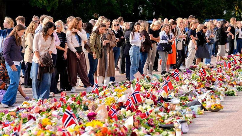„Ganze Nation trauert“ um König Harald – und begrüßt Haakon VIII. Trauernde strömen zum Palastplatz.