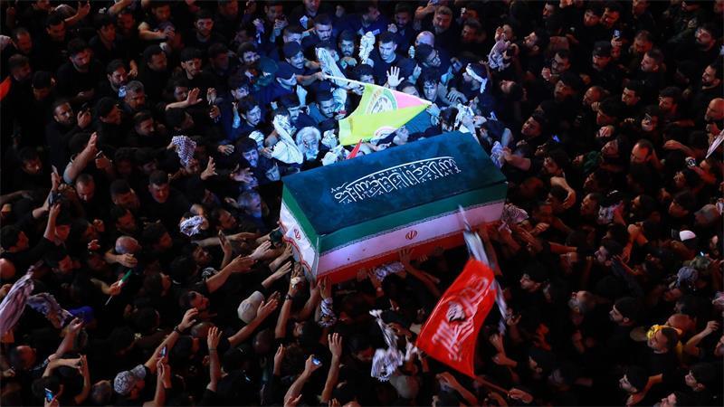 Trauernde tragen den Sarg des iranischen Obersten Führers Ajatollah Ali Chamenei während seines Trauerzuges in Karbala.