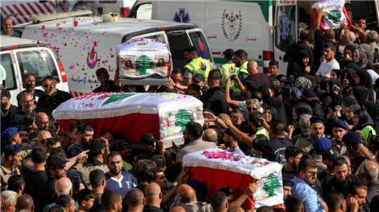Gaza-Stadt: Menschen gehen eine Straße entlang, die von Gebäuden umgeben ist, die durch israelische Bombardierungen im Gazastreifen zerstört wurden (Archivbild).