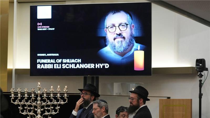 Sydney-Täter wegen 15-fachen Mordes und Terrors angeklagt Trauernde versammeln sich in Sydney, Australien, in einer Synagoge zur Beerdigung von Rabbi Eli Schlanger, einem Opfer des Angriffs in Bondi Beach. (Foto aktuell)
