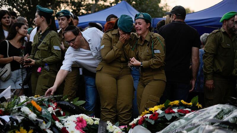 Israel: 400 „Terrorziele“ getroffen Trauernde versammeln sich um die Gräber von Yam Goldstein und ihrem Vater Nadav, die am 7. Oktober in ihrem Haus im Kibbuz Kfar Aza von Hamas-Mitgliedern ermordet wurden. Der Rest der Familie wird vermutlich in Gaza als Geiseln gehalten.