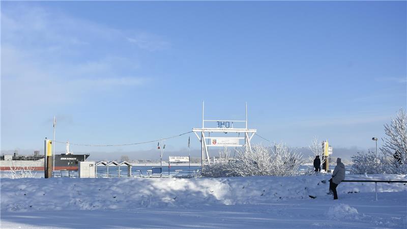 Jede Menge Spaß im Schnee: Mit Schlitten und Bob den Deich hinunter Traumhaftes Wetter am Sonnabend lockte Rodelfans und Spaziergänger an die Elbe.