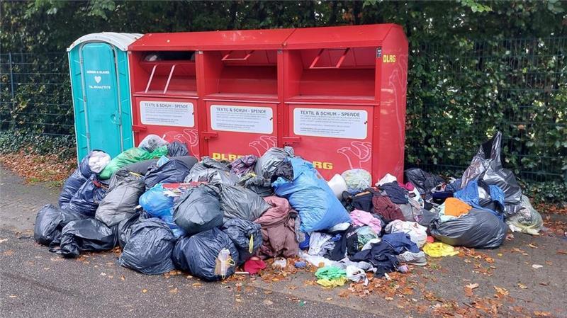 Ekel-Müllberge vor Kleidercontainern: DLRG packt im Kreis Stade selbst an Traurig: Altkleider, die zu lange im Regen stehen, muss die DLRG entsorgen.
