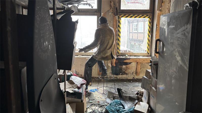 Dieses alte Haus am Stader Fischmarkt hat einen Brand-Schutzengel Trauriger Anblick: Die verrußte Elvis-Figur sitzt ohne Gitarre auf dem Barhocker im zerstörten Lagerraum. Die Marylin-Monroe-Figur hat den Brand nicht überstanden.