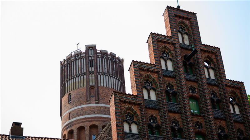 Trauungen auf dem historischen Wasserturm in Lüneburg sind beliebt. Das Wahrzeichen der Hansestadt feiert ein Wochenende lang Jubiläum mit Führungen und künstlerischem Programm.