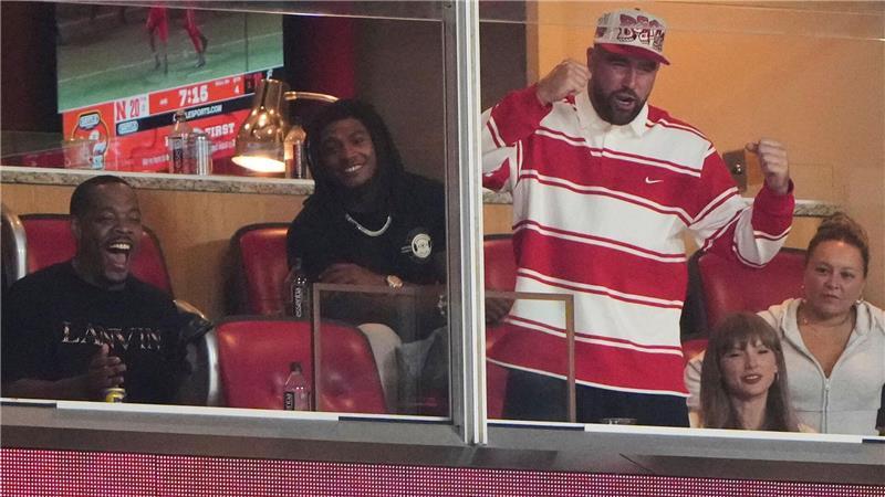Swift und Kelce zeigen sich nach Verlobung im Stadion Travis Kelce und Taylor Swift schauten sich von einer Loge aus das Spiel zusammen an.