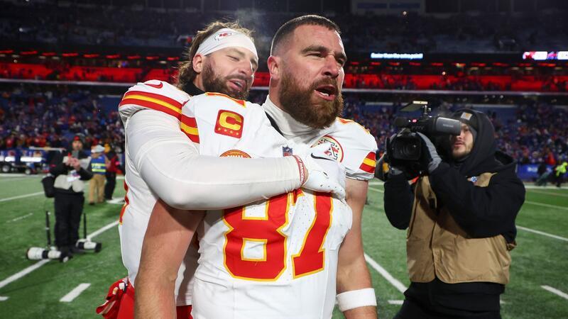 Swift feiert mit Chiefs: Ein Sieg bis zum Super Bowl Travis Kelce und die Kansas City Chiefs stehen nach einem Sieg gegen die Buffalo Bills kurz vor einer Rückkehr in den Super Bowl.