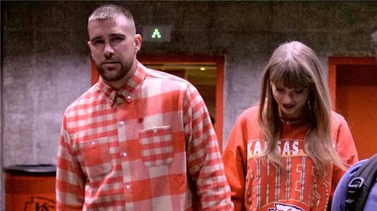 Travis Kelce von Kansas City Chiefs und Popstar Taylor Swift sind ein Paar.