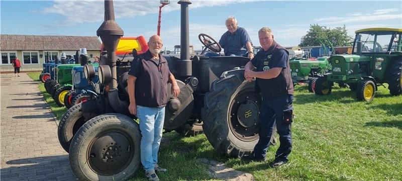 Trecker-Fans unter sich: Manfred Wingst (2. Vorsitzender) , Max Mohr auf seinem Lanz von 1936 und Kai-Uwe Heinrichs. Foto: Ludewig