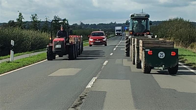Trecker-Treff und lange Fahrzeiten während der Apfelernte.