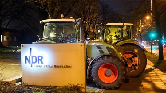 Trecker blockieren das Landesfunkhaus Niedersachsen des Norddeutschen Rundfunks.