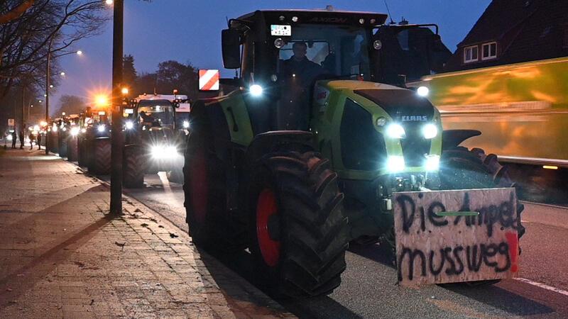 Trecker haben am Montagmorgen den Verkehr auf den Bundesstraßen 73 und 75 lahmgelegt.