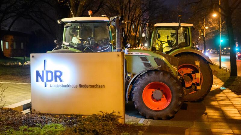 Trecker stehen bei einer Demonstration vor dem Landesfunkhaus Niedersachsen des Norddeutschen Rundfunks NDR.