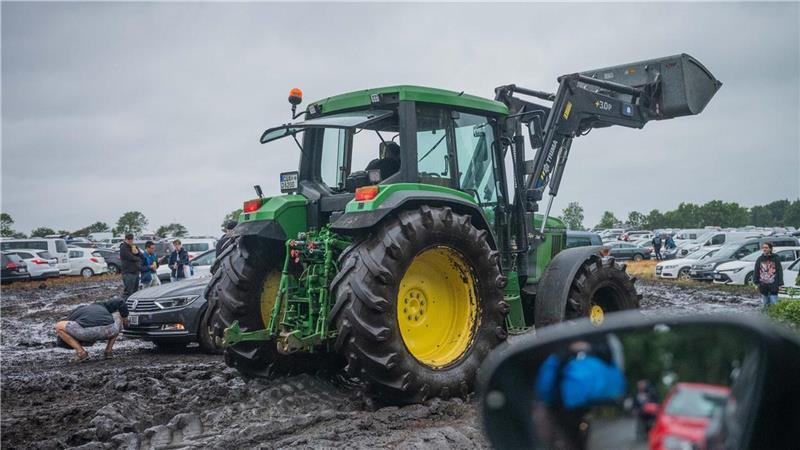 Trecker waren im Einsatz, um die festgefahrenen Pkw zu befreien. Foto: Arnd Hartmann