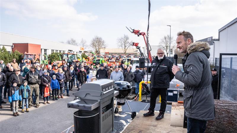 Treckerfahrer dürfen das: TV- und Radio-Moderator Sven Tietzer lädt zur Show „Schlag den Tietzer“ ein.