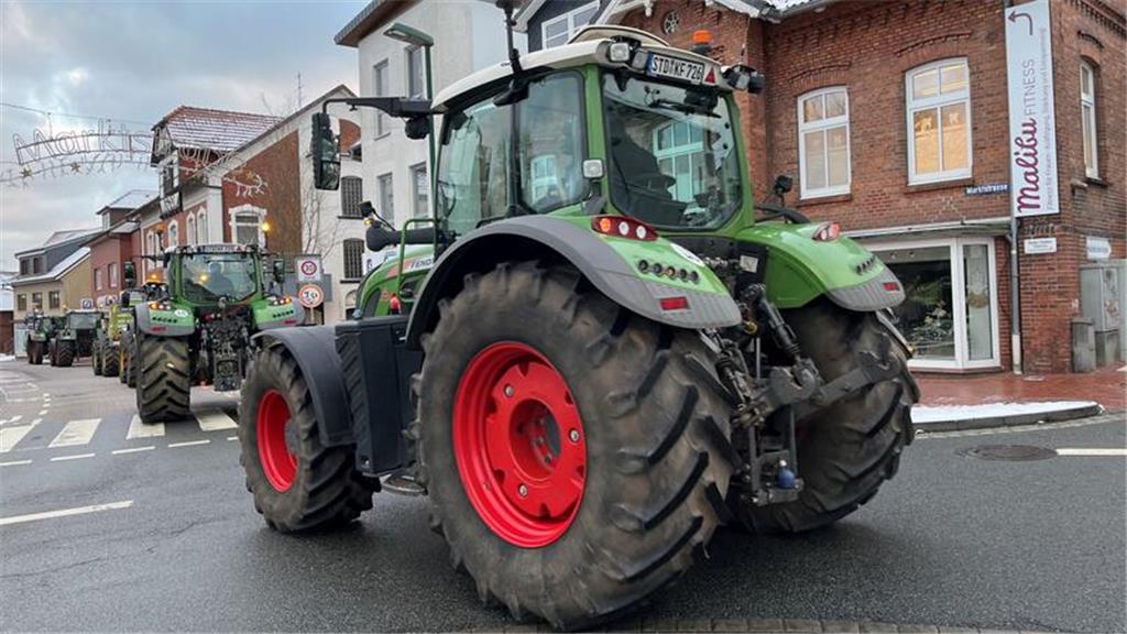 Treckerkonvoi bricht von Harsefeld aus auf.