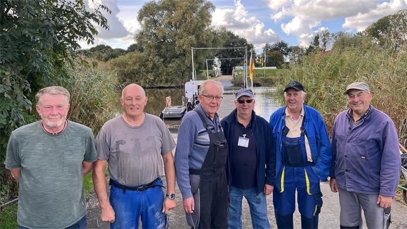 Mit Herz und Hand: Warum die Fähre Brobergen besonders ist Treffen am Anleger: Zusammen haben Wolfgang Struck, Burkhard Hansen, Günther Schimkatis, Hermann Buck, Heinz Schlegel und Hans-Jürgen Peters angepackt.