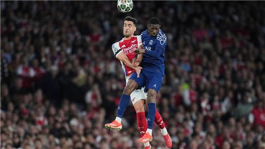 Treffen am Samstag erneut aufeinander: Arsenals Mikel Merino und Ousmane Dembele (r) von PSG. (Archivbild)