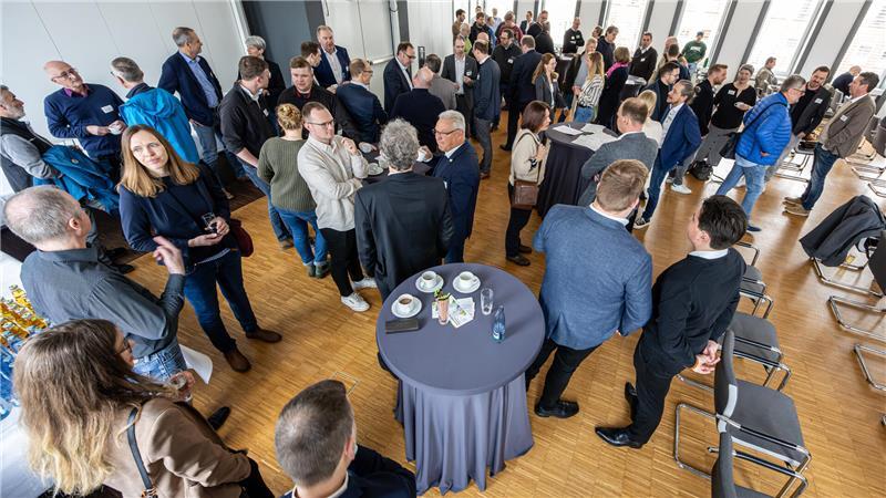 Treffen der Klimawerkstatt im Stader Kreishaus zum zehnjährigen Bestehen. Netzwerken gehört dazu.