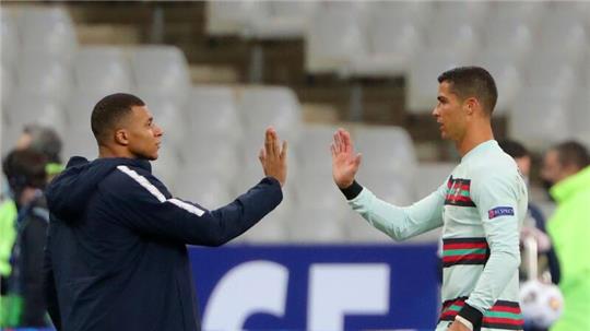 Treffen im EM-Viertelfinale aufeinander: Frankreichs Kylian Mbappé (l) und Portugals Cristiano Ronaldo.