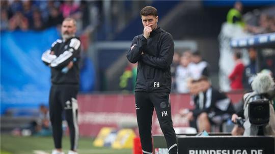 Treffen im Hamburger Stadtderby aufeinander; Pauli-Coach Fabian Hürzeler (r) und HSV-Trainer Tim Walter.