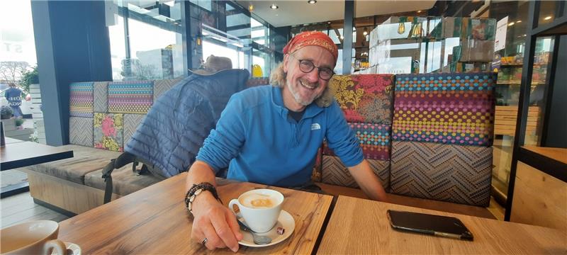 Ex-Airbus-Manager aus Ahlerstedt wandert jetzt in Afrika Treffen in Ahlerstedt: Horst Bargsten hat viel zu erzählen. Seine Geschichten lassen sich in einem Blog im Internet verfolgen. Vielleicht wird einmal ein Buch daraus. Fotos: Bargsten/Fehlbus