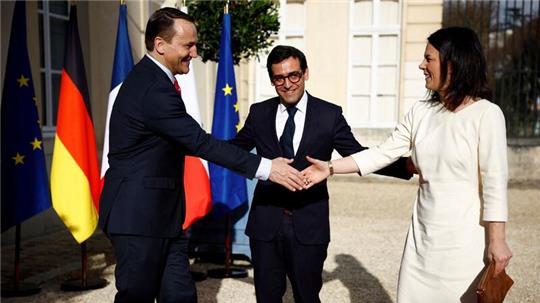 Treffen in La Celle Saint-Cloud: Annalena Baerbock und ihre Amtskollegen aus Frankreich, Stephane Sejourne (M), und Polen, Radoslaw Sikorski.