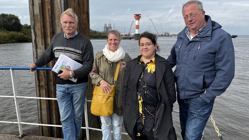 Treffen mit kritischem Blick auf die LNG-Baustelle: Heiner Baumgarten (BUND), Umweltjournalistin Kathrin Hartmann, die US-amerikanische Umweltaktivistin Rebekah Hinojosa und Udo Paschedag (AUN).