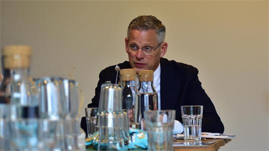 Treffen unter Gleichgesinnten: Christoph de Vries, Parlamentarischer Staatssekretär im Innenministerium, diskutierte mit dem CDU-Ortsverband Harsefeld über drängende Themen der inneren Sicherheit.