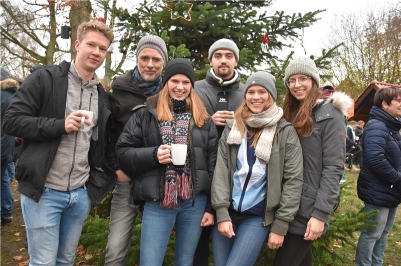Treffen unterm Tannenbaum: Finn, Nele, Nora, Hannah, Felix und Thomas aus Ottensen freuen sich auf die Vorweihnachtszeit. Fotos Felsch