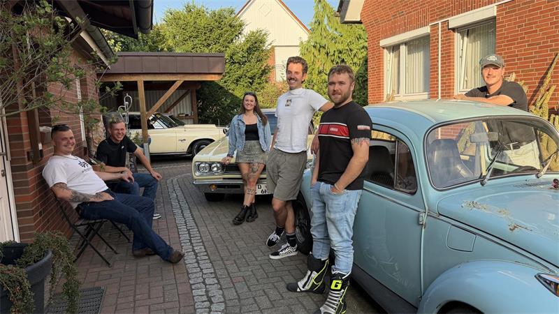 Treffpunkt Apensen: Die Oldtimer-Clique vor der Garage bei Familie Buck.
