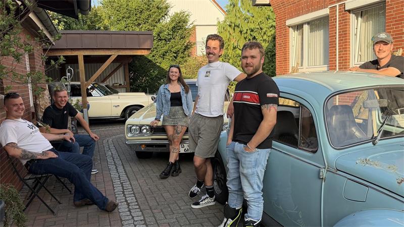 Von Ami-Schlitten bis Zündapp: Apenser Clique fährt auf Oldtimer ab Treffpunkt Apensen: Die Oldtimer-Clique vor der Garage von Familie Buck.