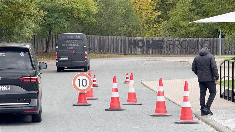 Treffpunkt Franken: Der erkrankte Nick Woltemade saß in keinem der Kleinbusse, die in Herzogenaurach vorfuhren. 