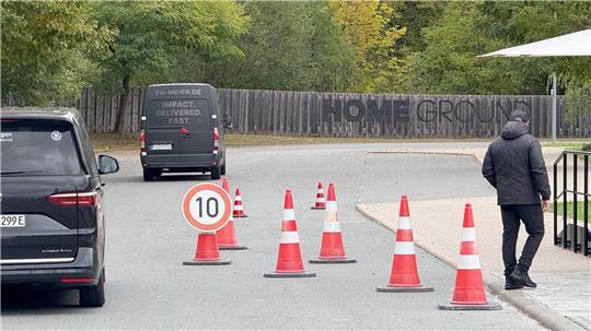 Treffpunkt Franken: Der erkrankte Nick Woltemade saß in keinem der Kleinbusse, die in Herzogenaurach vorfuhren. 
