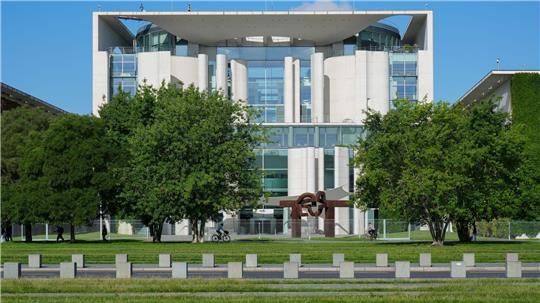 Treffpunkt Kanzleramt: Morgen kommen die Sozialpartner mit den Koalitionsspitzen zusammen. 