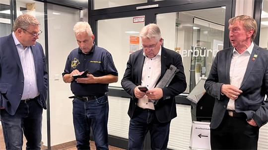 Treffpunkt Rathaus: Samtgemeindebürgermeister Holger Falcke, Jörn-Hinnerk Abbe (OLH), Matthias Wolff (CDU) und Johann Schlichtmann (FWG) wollen beim Scrollen wissen, wie die AfD abgeschnitten hat.