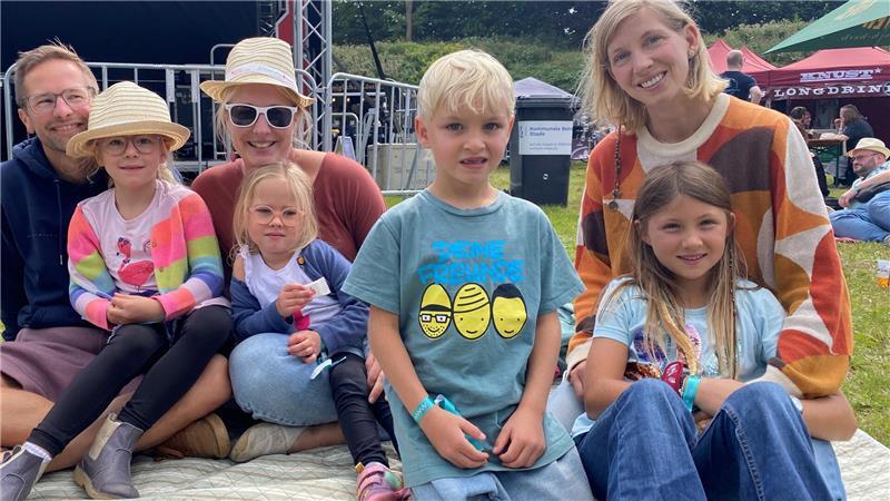 Treffpunkt für Familien: Pascal und Ina Schlichting haben sich es mit Lola und Pippa zuammen mit Joana zum Felde und ihren Kindern Lotte und Kaspar gemütlich gemacht.