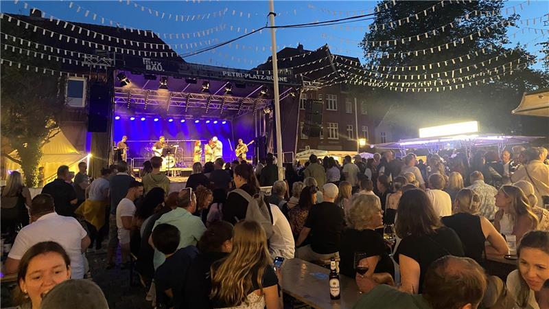 Treffpunkt für Feierfreudige: Vor der Hauptbühne am St.-Petri-Platz ist immer Trubel.
