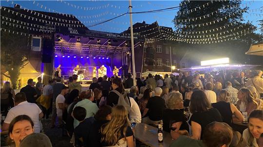 Treffpunkt für Feierfreudige: Vor der Hauptbühne am St.-Petri-Platz ist immer Trubel.