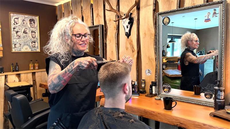 Trends und Techniken des Barberhandwerks gehen Stefanie Lauritsen gekonnt von der Hand.