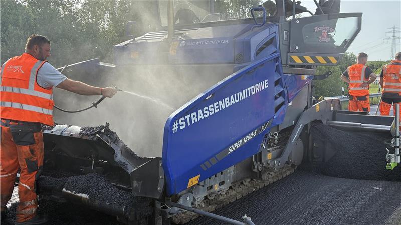Darum muss der Asphalt auf der A26 saniert werden Trennmittel gegen Asphalt-Verstopfung.