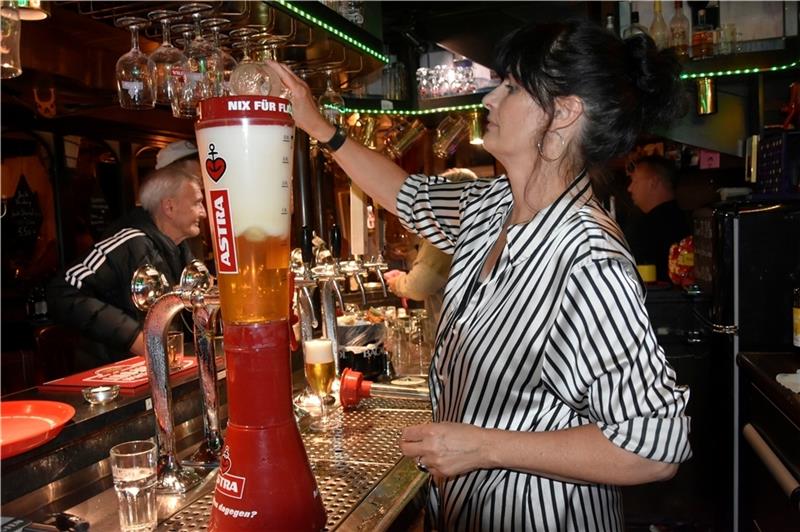 Tresenkraft Angela Schult arbeitet schon viele Jahre im „Bierbaum“. Sie hat Spaß an ihrer Arbeit in der Kneipe, die oft bis nach Mitternacht geöffnet hat. Fotos: Felsch