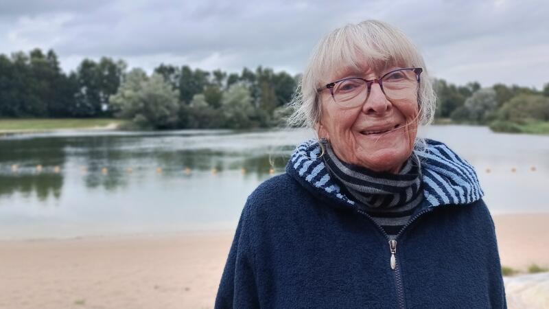 Treuer Badegast: Auch bei Wind und Wetter geht Brunhild Schlözer schwimmen.