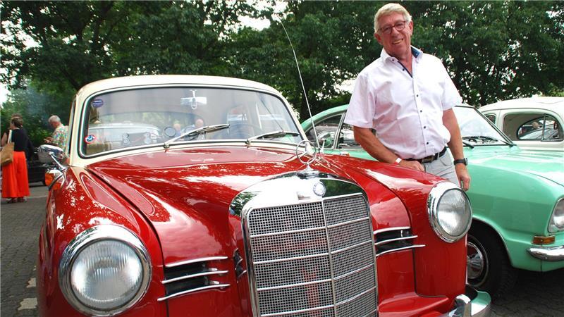 Niederelbe Classics: Coole Fahrer in ihren legendären Kisten Treuer Begleiter auf allen Wegen: Michael Hannig mit seinem Mercedes Ponton von 1953.
