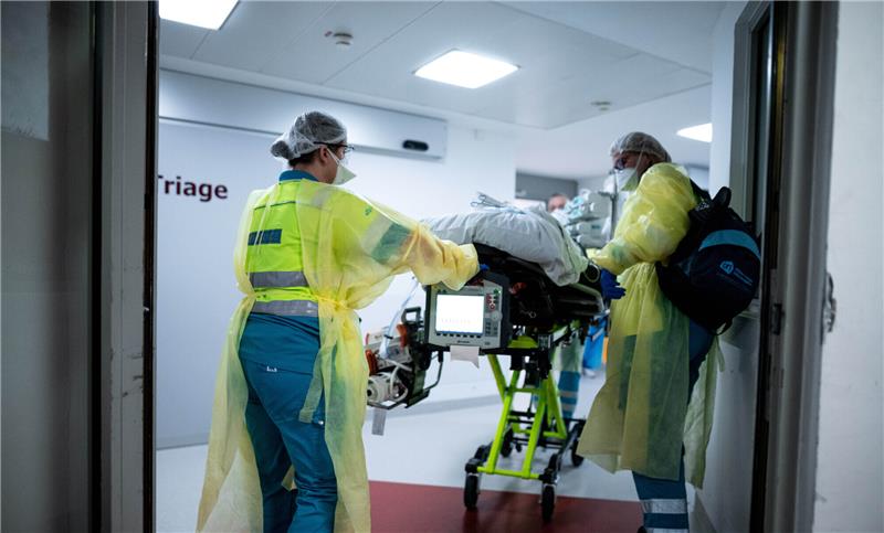 Triage: Der Begriff beschreibt eine Situation, in der die Intensivstationen so überlastet sind, dass Ärztinnen und Ärzte nicht mehr alle Patienten retten können und eine Auswahl treffen müssen. Foto: Fabian Strauch/dpa