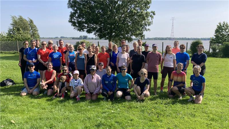 Eine Gruppe Triathleten vom Buxtehuder SV im freibad Hollern-Twielenfleth.