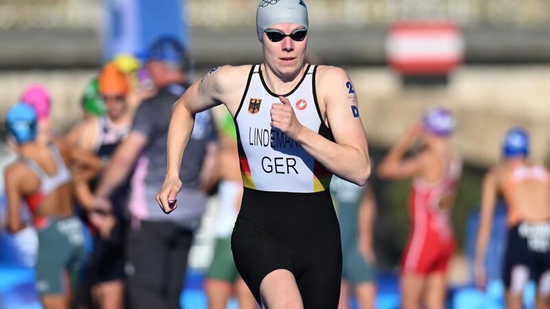 Triathletin Laura Lindemann auf dem Weg zu Gold im Olympia-Mixed.